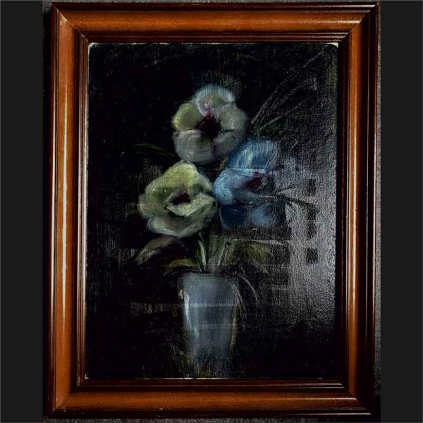 Pintura de un jarron con flores azules y verdes en fondo negro