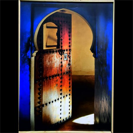 Pintura de puerta oxidada de época medio abierta