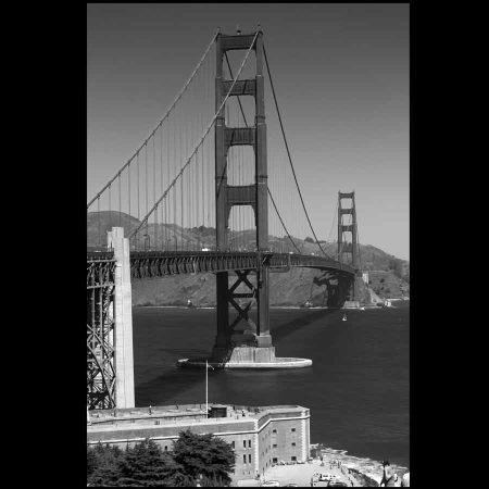 Fotografía del puente Golden Gate Bridge en blanco y negro