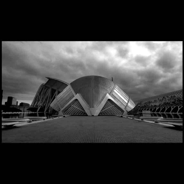 Fotografía en blanco y negro de la ciudad de las ciencias y las artes en Valencia