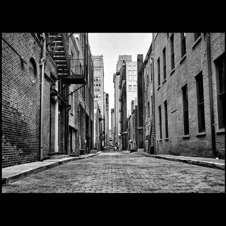 Fotografía en blanco y negro de un callejón