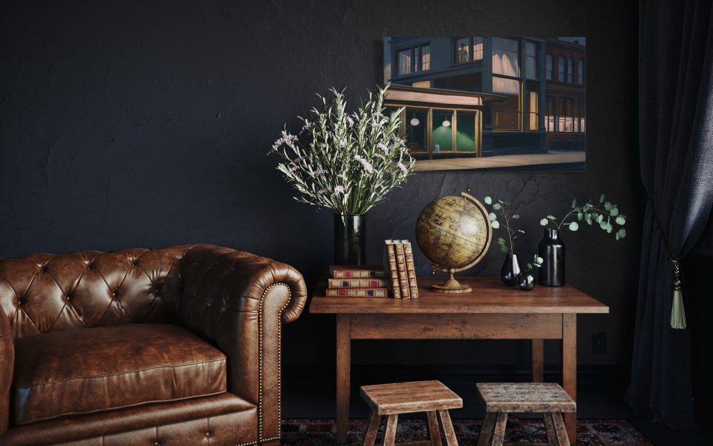 Cuarto con pared en color gris, en la zona izquierda del cuarto hay un sofa de color marrón antiguo y a la derecha una mesa marrón antigua donde hay un globo terráqueo, libros, una planta y un cuadro