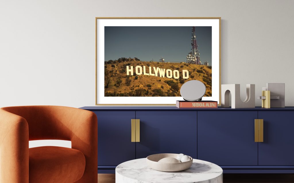 Habitación con cuadro de hollywood