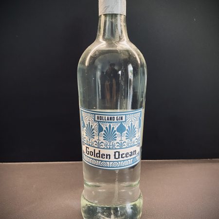 Botella de cristal con etiqueta azul.