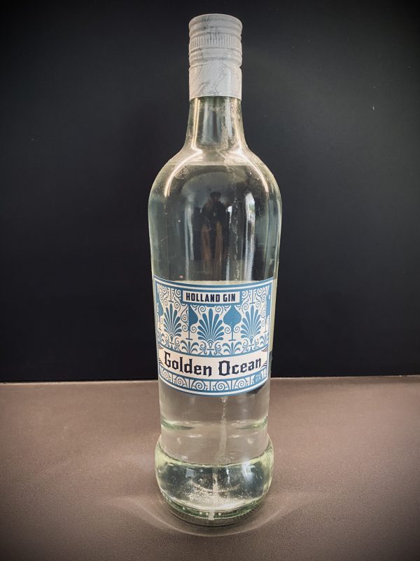 Botella de cristal con etiqueta azul.